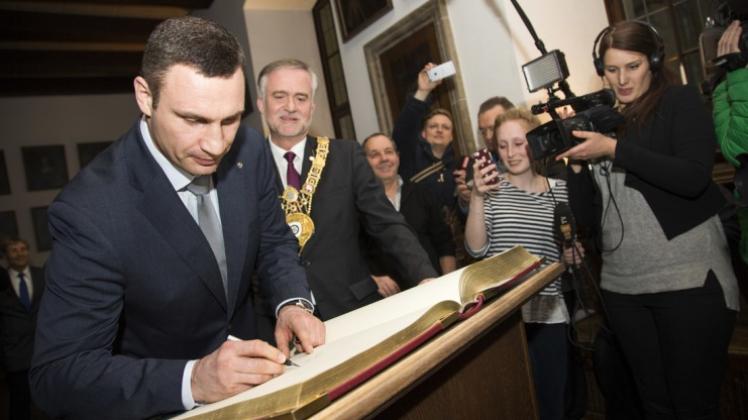 Der ehemalige Profiboxer Vitali Klitschko ist jetzt amtierender Bürgermeister Kiews. Gestern trug er sich im Beisein des Oberbürgermeisters Wolfgang Griesert in das Goldene Buch der Stadt Osnabrück ein. 