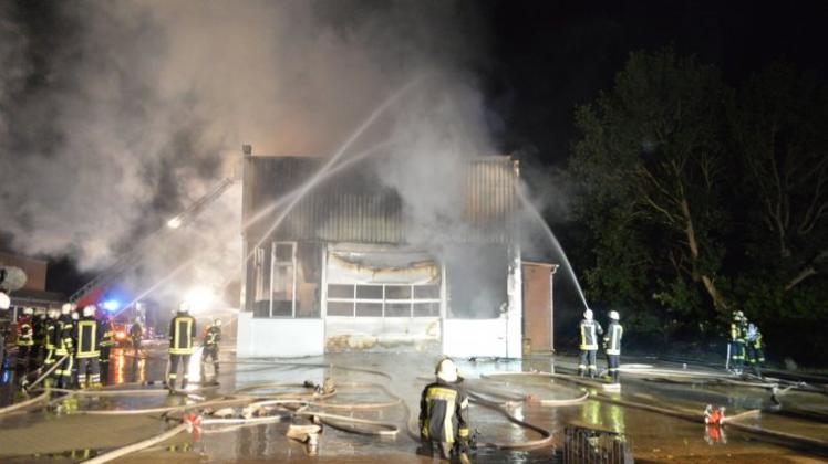 Ein Feuer in einer Lagerhalle im Kreis Oldenburg hat in der Nacht zum Freitag einen Schaden von rund einer halben Million Euro verursacht. Symbolfoto: Michael Hehmann
