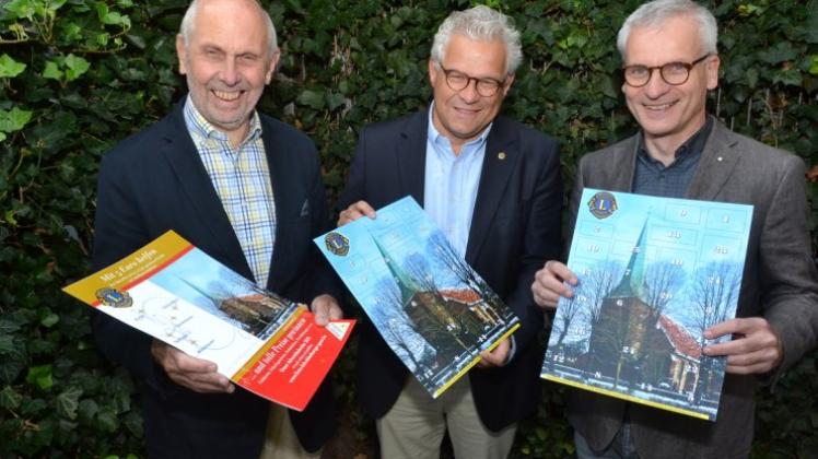 Ekhard Kuck, Herbert Gabrisch und Dr. Lutz Spanka (von links) mit dem Lions-Adventskalender. 