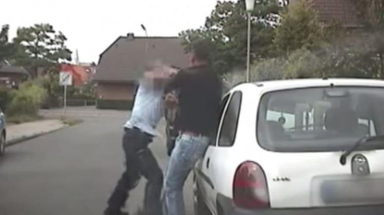 Die entscheidenden Screenshots aus dem Polizeivideo fehlten zunächst. Die Szenen beweisen, dass die Gewalt bei der Verkehrskontrolle von dem Streifenbeamten ausging – und nicht vom danach angeklagten Autofahrer. 