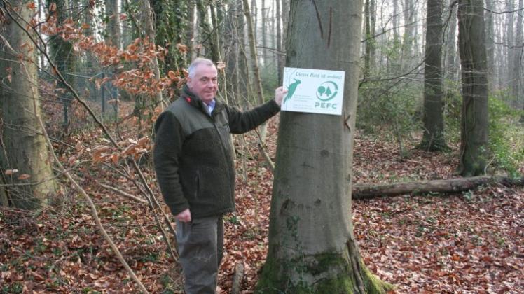 Den Wald-TÜV mit Bravour bestanden: Ludger Spiegelburg, Geschäftsführer der Waldschutzgenossenschaft Osnabrück-Süd, freut sich über die erneute PEFC-Auszeichnung der Waldflächen. 
