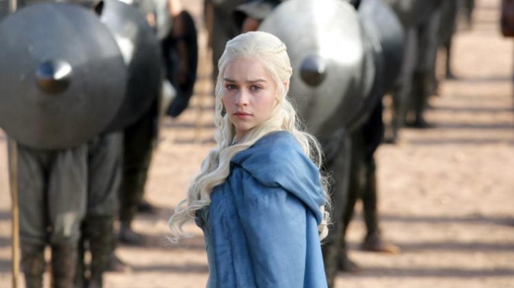 Die Muttersprache von Daenerys Targaryen (Emilia Clarke) ist Valyrian doch nach ihrer Hochzeit mit Khal Drogo, dem Anführer der Dothraki, erlernt sie seine Sprache. 