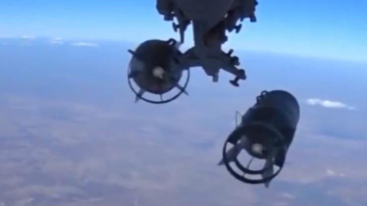 Bomben los: Ein russisches Flugzeug lässt Sprengsätze über Syrien fallen. 