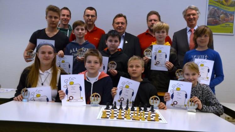 Großen Spaß hat den Jungen und Mädchen des Schachvereins Lingen die Teilnahme an den Landesjugendmeisterschaften bereitet. Für alle Spieler gab es in der Jugendherberge am Dieksee Pokale und Urkunden. Fotos: André Partmann