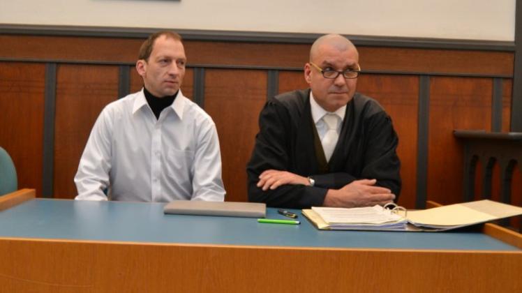 Der Angeklagte Henning Suhrkamp (links) mit seinem Anwalt Bernd Idselis bei der ersten Verhandlung vor dem Delmenhorster Amtsgericht. Archiv-