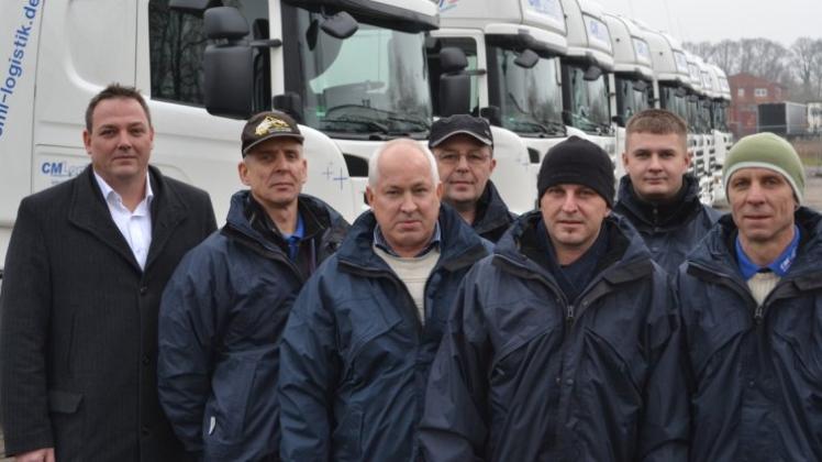 Noch operieren Alexander Heine (links), Chef der Stuhrer CM Logistik Gruppe, und seine Fahrer von Brinkum-Nord aus. In Kürze erfolgt der Umzug ins Gewerbegebiet Brinkum-Süd. Archivfoto: Dirk Hamm Noch operieren Alexander Heine (links), Chef der Stuhrer CM Logistik Gruppe, und seine Fahrer von Brinkum-Nord aus. In Kürze erfolgt der Umzug ins Gewerbegebiet Brinkum-Süd. Archivfoto: Dirk Hamm