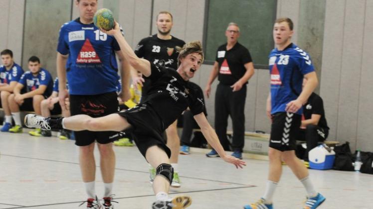 Mit vollen Einsatz wollen Lennard Timmermann (Mitte) und seine Mitspieler der TS Hoykenkamp an diesem Sonntag einen Heimsieg über die HSG Osnabrück einfahren. Mit vollen Einsatz wollen Lennard Timmermann (Mitte) und seine Mitspieler der TS Hoykenkamp an diesem Sonntag einen Heimsieg über die HSG Osnabrück einfahren.
