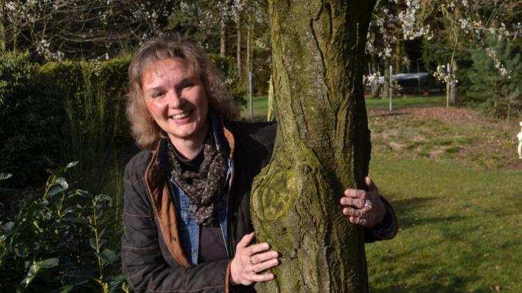 Für ihren Sohn hat Andrea Radoy eine Linde im Babywald gepflanzt, im eigenen Garten in Groß Mackenstedt pflegt die Sprecherin von „Mehr Grün für Stuhr“ einen Mirabellenbaum.