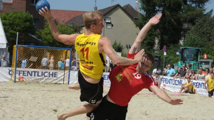 Schlechter Auftakt bei der Beachhandball-EM: Stefan Timmermann (hier im Trikot der Waterboys Neerstedt) verlor mit Deutschland beide Spiele. 