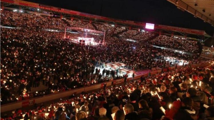 28 500 Fans haben sich zum traditionellen Weihnachtssingen im Stadion «An der Alten Försterei» versammelt. 