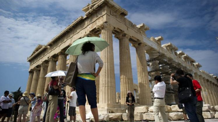 Touristen besuchen den Parthenon-Tempel auf der Akropolis in Athen. Foto:dpa