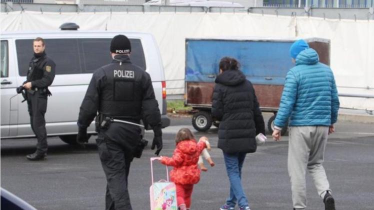 Polizisten begleiten abgelehnte Asylbewerber zu ihrem Abflug. 