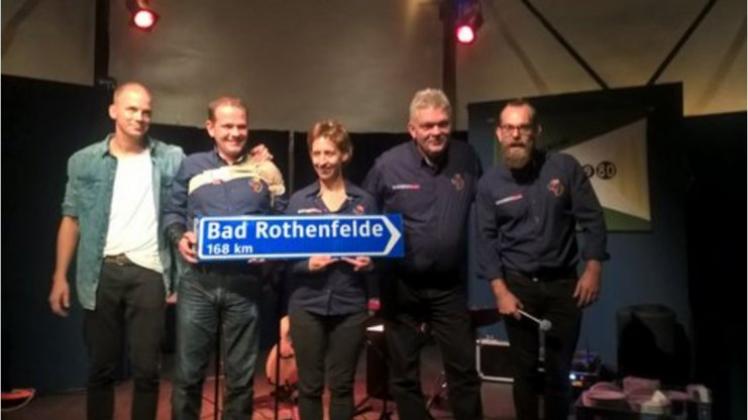 Das Dedemsvaart-Komitee präsentiert das Neue Schild, das den Bürgern der Gemeinde in der Provinz Overijssel den Weg nach Bad Rothenfelde zeigen soll.