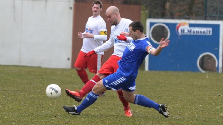 Konnte mit seinem Treffer die 1:3-Niederlage des VfL Stenum II beim DTB nicht verhindern: Keven Sass (Mitte, hier im Spielgegen den SC Colnrade um Daniel Drunagel). Konnte mit seinem Treffer die 1:3-Niederlage des VfL Stenum II beim DTB nicht verhindern: Keven Sass (Mitte, hier im Spielgegen den SC Colnrade um Daniel Drunagel).