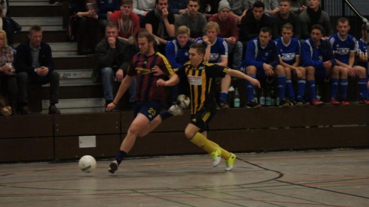 Ein heißes Duell: Der TV Munderloh (schwarz-gelbes Trikot) zwang Gastgeber FC Hude mit 2:1 in die Knie und erreichte letztlich die Zwischenrunde. Die Huder schieden dagegen in Gruppe B aus. 