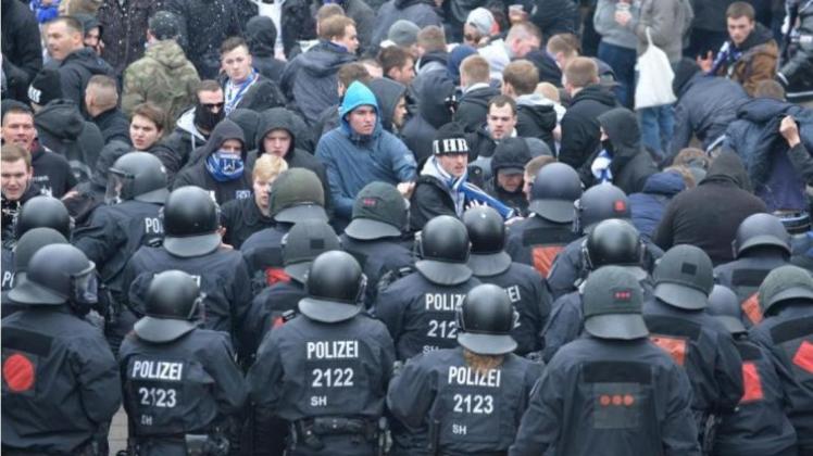 Die Bremer Polizei ist besonders bei Gastspielen des HSV gefordert. 