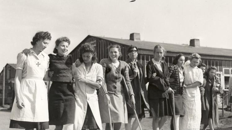 Polnische Lazarettpatientinnen nach der Befreiung im Lager Oberlangen. Fotos (3): Alexander M. Stirton, Library and Archives Canada
