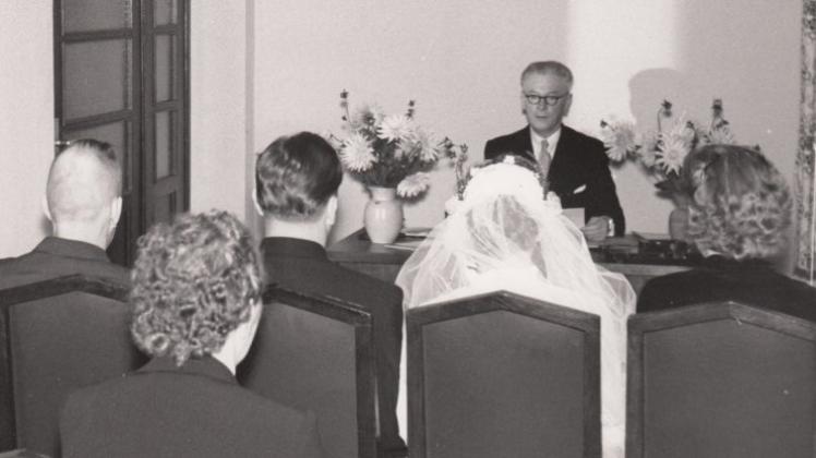 Standesbeamter Walter Meister kommt Anfang der 50er Jahre seiner wohl angenehmsten Dienstpflicht nach. Bildvorlagen (2): DK-Archiv