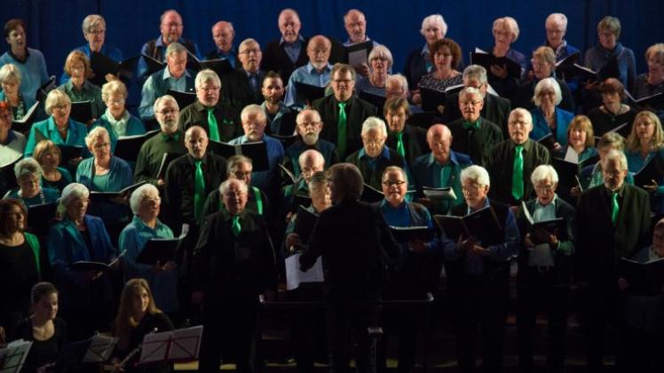 Konzert vor vollem Haus: 120 Sängerinnen und Sänger des Dunkel-Kammer-Chors und des Gesangsvereins TeuTONia. Konzert vor vollem Haus: 120 Sängerinnen und Sänger des Dunkel-Kammer-Chors und des Gesangsvereins TeuTONia.