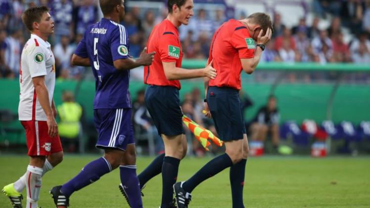 Der Schiedsrichter Martin Petersen (rechts) wurde bei dem DFB-Pokalspiel VfL Osnabrück gegen RB Leipzig durch den unbekannten Werfer von einem Feuerzeug verletzt. 
