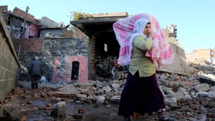 Wegen der Kämpfe zwischen türkischer Armee und kurdischer PKK müssen viele Menschen in der Südosttürkei ihre Häuser verlassen. 