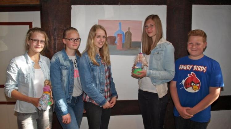 Junge Künstler: Eileen Schirner, Michelle Kruse, Hanna Schulke, Merle Wolke und Jan-Niklas Wache (von links) sind stolz auf ihr Kunstprojekt. Fotos: Conny Rutsch