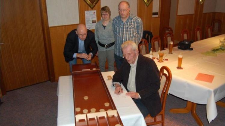 Bürgermeister Holger Lebedinzew spielt sich unter den Augen Ingrid und Horst Kösters sowie Werner Meyers (von links) für das Jakkolo-Turnier warm. 