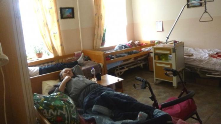 Das Altenheim in Jürmala in Lettland kann Hilfe aus Lingen gut gebrauchen. Vier bis fünf Personen teilen sich ein Zimmer. Die Betten und den Rollator brachte der Lingener Freundeskreis dorthin. Diese waren durch Spenden finanziert worden. 
