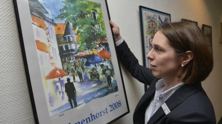 Jetzt hängt auch die Fußgängerzone an der Wand: Katja von Elbwart aus der Volksbank beim Vorbereiten bei der Hängung der Ausstellung „25 Jahre Delmenhorster Jahresplakate“. 