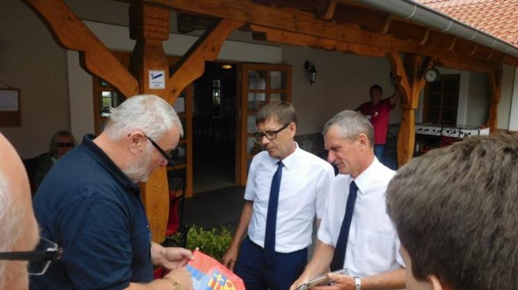 Kreis-Verbandsvorsitzender Peter Sparkuhl (links) überreicht Geschenke des Kreis-Feuerwehrverbandes. 