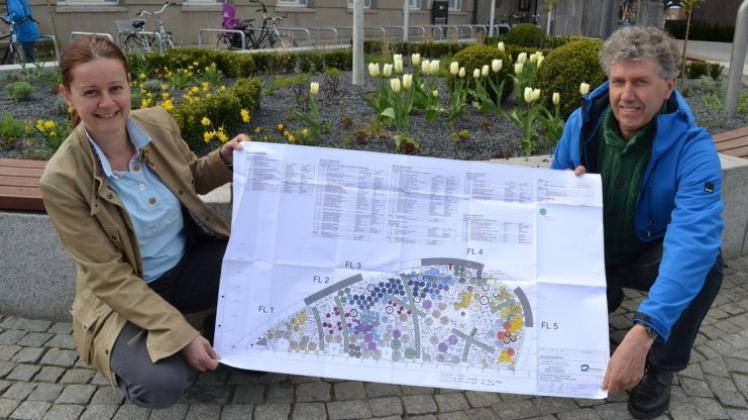 Jeder Kreis symbolisiert eine Pflanze: Stadtgrün-Fachdienstleiterin Katrin Stöver und Landschaftsarchitekt Jan Demey zeigen den Plan für das neu angelegte Beet am Rathaus. 