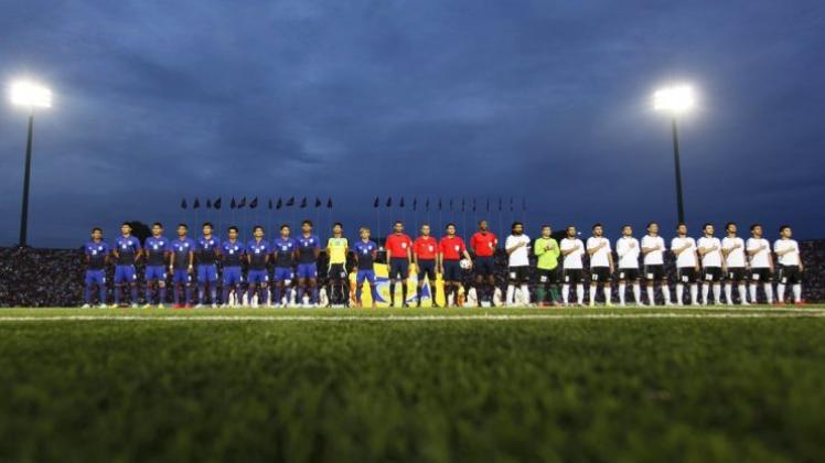 Irre Atmosphäre: Mustafa Azadzoy (3. von rechts) gewann mit dem afghanischen Team in Phnom Penh gegen Kambodscha mit 1:0 – vor 55000 Zuschauern. 