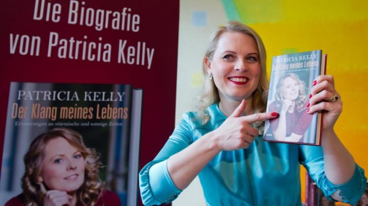 Als Solokünstlerin: Patricia Kelly mit ihrer Autobiografie „Der Klang meines Lebens“. 