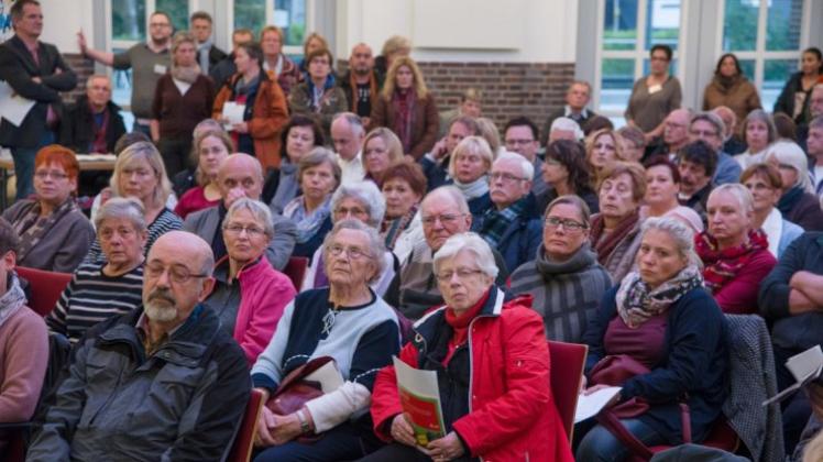 In Delmenhorst wollen viele Menschen – hier beim Info- und Koordinationstreffen in der Markthalle – die Flüchtlingssozialarbeit unterstützen. 