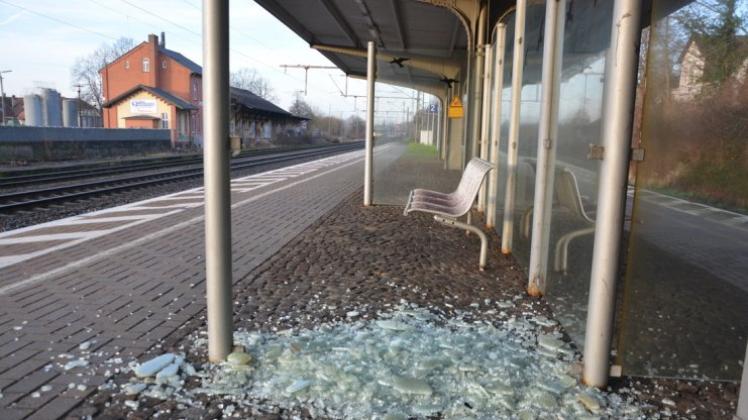 Vandalismus am Bahnhof: Unbekannte haben mehrere Scheiben eingeschlagen. 