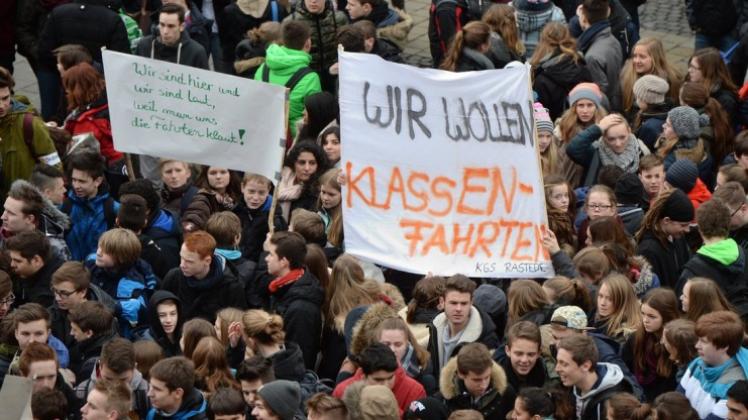 Schüler demonstrieren in Hannover gegen den Klassenfahrten-Boykott von Gymnasiallehrern. 