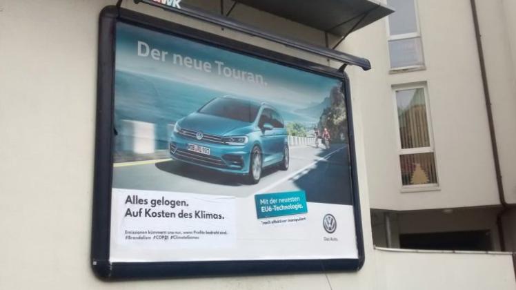 In Osnabrück wirbt VW gerade für seinen neuen Familienwagen Touran. Unbekannte Aktivisten überklebten das Plakat teilweise. „Alles gelogen“, heißt es etwa wie hier in der Schillerstraße. 