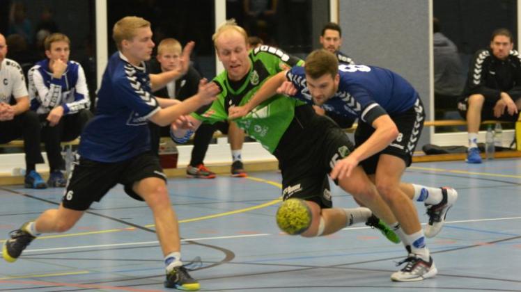 Wurden aufgehalten: Die Oberliga-Handballer des TV Neerstedt um Malte Kasper (Mitte) verloren bei der TSG Hatten-Sandkrug. Torben Sauer (links) und Torben Kruse kamen mit ihrem Team zu einem 33:30-Erfolg. 