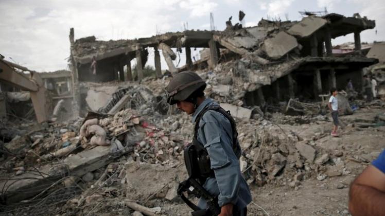 Ein afghanischer Polizist inspiziert in Kabul den Ort einer Bombenexplosion. 