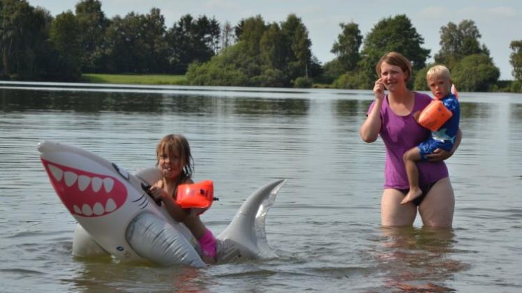 Larissa, Karoline und Laurenz Bodlien (v.l.) sind Stammgäste am Sielingsee und toben gern im Nichtschwimmerbereich. 