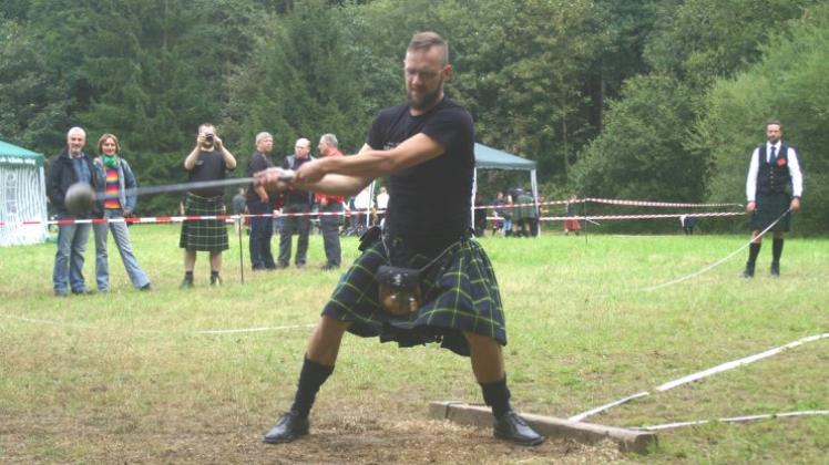 Mischung aus Kraft und Geschick: Heiko Matz schleudert bei Highland Games den Hammer. 