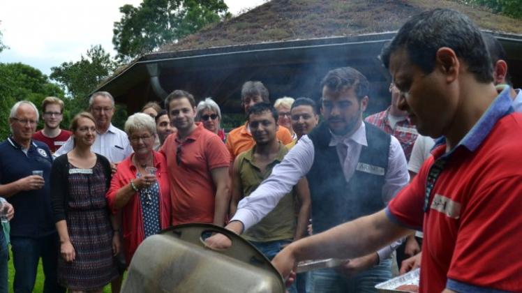 Flüchtlinge kochen für Ehrenamtliche: Das Thema Flüchtlinge hat die Gemeinde in diesem Jahr besonders bewegt. Archivfoto: Katja Butschbach Flüchtlinge kochen für Ehrenamtliche: Das Thema Flüchtlinge hat die Gemeinde in diesem Jahr besonders bewegt. Archivfoto: Katja Butschbach