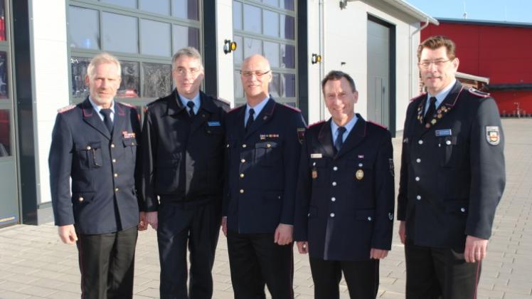 Die Führungsriege am Rande der Sitzung: (von links): Regierungsbrandmeister Ernst Hemmen, LFV-Präsident Karl-Heinz Banse, Bezirksjugendfeuerwehrwart Werner Mietzon und LFV-Vizepräsident Andreas Tangemann. Die Führungsriege am Rande der Sitzung: (von links): Regierungsbrandmeister Ernst Hemmen, LFV-Präsident Karl-Heinz Banse, Bezirksjugendfeuerwehrwart Werner Mietzon und LFV-Vizepräsident Andreas Tangemann.