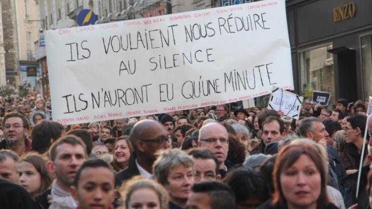 Rund 45000 Angeviner kamen am Sonntag zusammen, um gemeinsam um die Opfer der Anschläge in Paris zu trauern. Auf dem Plakat steht: Sie wollten uns zum Schweigen bringen, aber sie werden es nicht eine Minute schaffen.