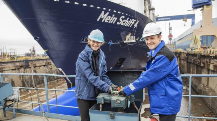 Für die deutsche Reederei TUI Cruises entsteht in Turku zurzeit der Ozeanriese „Mein Schiff 4“. Das Foto zeigt Wybcke Meier (Chefin von TUI Cruises) und Jan Meyer, wie sie den Luxusliner aufschwimmen lassen. 