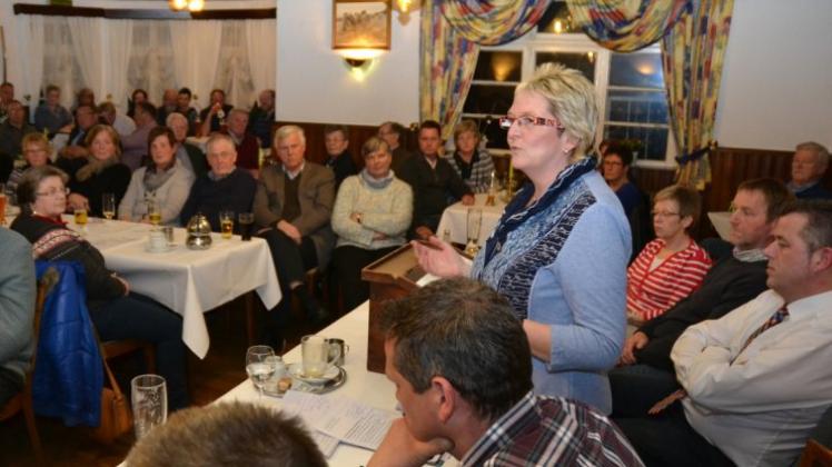 Zur Erweiterung des Windparks Grüppenbühren hat Bürgermeisterin Alice Gerken-Klaas (re.) Stellung genommen. Zur Erweiterung des Windparks Grüppenbühren hat Bürgermeisterin Alice Gerken-Klaas (re.) Stellung genommen.