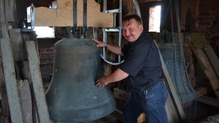 Küster Igor Iskakow zeigt das neue Holzjoch der rund 60 Jahre alten Kirchenglocke von St. Pankratius. Die zweite Glocke daneben datiert aus dem 17. Jahrhundert. 