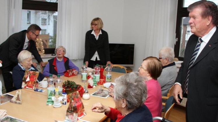 Mit Geschenken kamen Bürgermeister Otto Steinkamp (links) und sein Stellvertreter Alfongs Schwegmann zu Besuch ins Seniorenheim St. Raphael. 