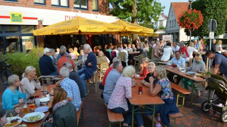 Impressionen vom jüngsten Spät-Shopping unter dem Motto „SommerAbend“: So belebt würden sich die Kaufleute den Ortskern auch an regulären Öffnungstagen wünschen. Archiv Impressionen vom jüngsten Spät-Shopping unter dem Motto „SommerAbend“: So belebt würden sich die Kaufleute den Ortskern auch an regulären Öffnungstagen wünschen. Archiv