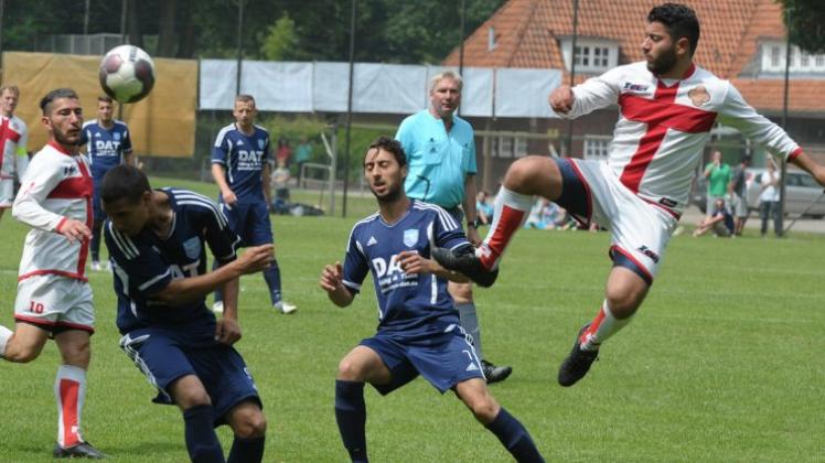 „Suryoye Fußball-Cup 2015“: Spieler des SV Tur Abdin (blaue Trikots) und von Abgar-Rijssen spielen erneut gegeneinander. 